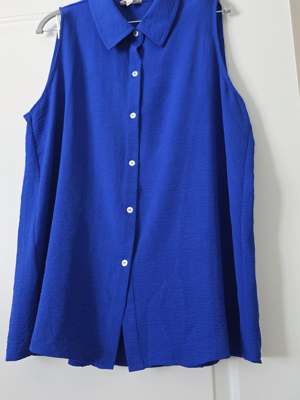 ANDREE BY UNIT Sleeveless Button-Front Blouse in Royal Blue